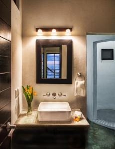 uma casa de banho com um lavatório e um espelho em Manta Raya Hotel - right on the beach em Cuatunalco
