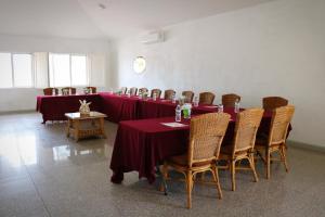 una sala de reuniones con mesas y sillas rojas. en Zar Culiacan, en Culiacán
