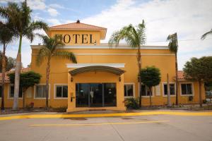 库利亚坎扎尔库利亚坎酒店的黄色建筑,上面有酒店标志