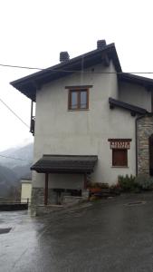 スーザにあるRelais des Alpesの側面に看板がある白い建物