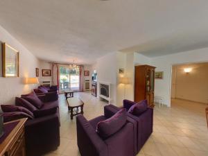 - un salon avec des canapés violets et une table dans l'établissement Villa Bruyere, à Antibes