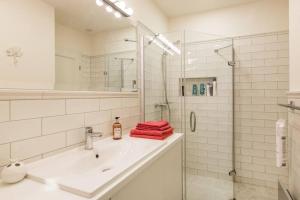 A bathroom at Main Street