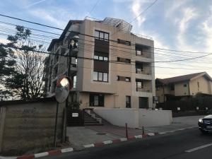 un edificio al costado de una calle en Pipera Lake View by ACME RENT, en Bucarest