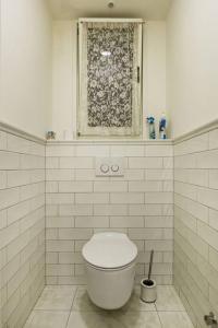 A bathroom at Main Street