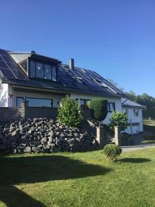 ein Haus mit Sonnenkollektoren auf dem Dach in der Unterkunft Weinstraße 2 in Höchstberg