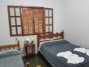 En eller flere senger på et rom på Sitio Canto Alegre