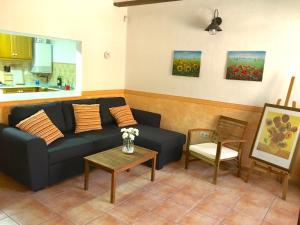 Casa Boracay في Los Pastores: غرفة معيشة مع أريكة وطاولة