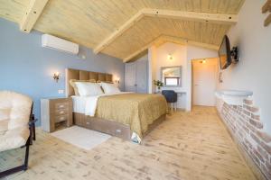 1 dormitorio con 1 cama grande y pared de ladrillo en Medin Apartments BluVista en Petrovac na Moru
