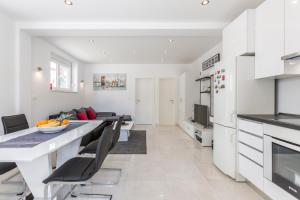 Kuchyň nebo kuchyňský kout v ubytování Apartments Amore