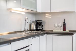 Kuchyň nebo kuchyňský kout v ubytování Apartments Amore