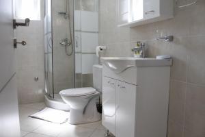 łazienka z prysznicem, toaletą i umywalką w obiekcie Pearl of Novalja w Novalji +21 zdjęć