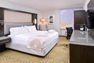 een hotelkamer met een groot bed en een bureau bij Holiday Inn Dallas-Richardson, an IHG Hotel in Richardson