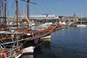 un grupo de barcos atracados en un puerto en IntercityHotel Kiel, en Kiel