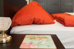 uma mesa com um mapa em cima de uma cama em Karmeliter Home em Viena