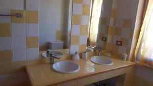 アルゲーロにあるDalerci Apartmentのバスルーム(洗面台2台、鏡付)