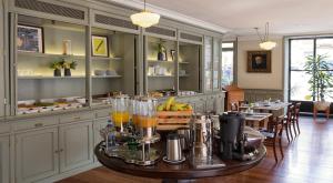 a restaurant with a table with drinks on it at Porto A.S. 1829 Hotel in Porto