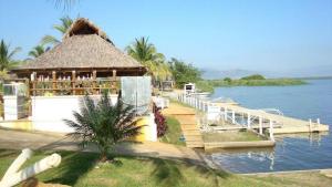ein Gebäude mit einem Restaurant neben einem Wasserkörper in der Unterkunft Marina Diamante in Acapulco