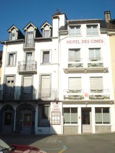 un edificio blanco con un hotel des crime en Hôtel des Cimes en Luz-Saint-Sauveur