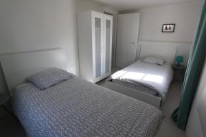a bedroom with two beds in a room at Entre douceur et délicatesse in Colmar