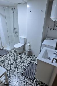 Bathroom sa Luxury City Center Apartment by NRAS