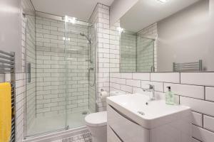 Rose Apartment tesisinde bir banyo