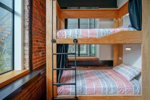 Tempat tidur dalam kamar di The Marion Hostel