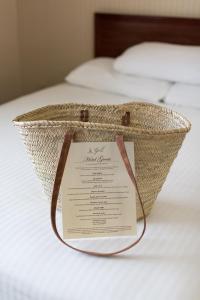 Voodi või voodid majutusasutuse Rogue Regency Inn & Suites toas