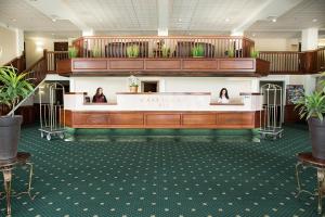 Fuajee või vastuvõtt majutusasutuses Rogue Regency Inn & Suites