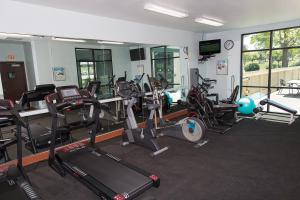 Spordikeskus ja/või sportimisvõimalused majutusasutuses Rogue Regency Inn & Suites