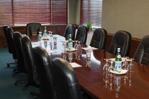 Ärikülastajate ala ja/või konverentsiruum majutusasutuses Rogue Regency Inn & Suites
