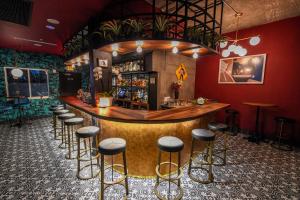 een bar met krukken in een kamer met rode muren bij The Meridian Hotel Miami Beach in Miami Beach