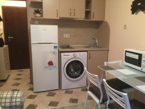 une cuisine avec un réfrigérateur et une machine à laver dans l'établissement 62A Doctor Luben Lazarov Street, à Varna