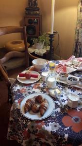 une table avec des assiettes de nourriture au-dessus dans l'établissement La Vigne Vierge, à Châteauneuf-sur-Loire