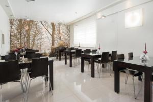 a dining room with black tables and black chairs at Willa Daria in Władysławowo