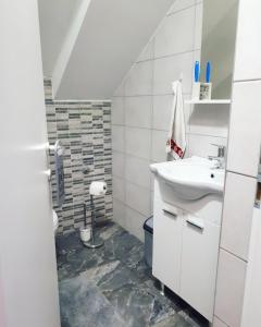 Kúpeľňa v ubytovaní Apartman Lena