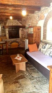 Zimmer mit einem Bett und einem Tisch in der Unterkunft Apartment Rušnjak in Novigrad Istria