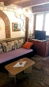 ein Wohnzimmer mit einem Bett und einem Couchtisch in der Unterkunft Apartment Rušnjak in Novigrad Istria