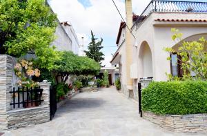 an alleyway between two buildings with a fence at Violet Bedroom and Apartment in Spata