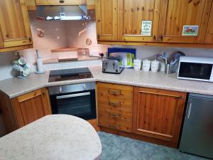 Кухня или кухненски бокс в Loch Ness and Highlands holiday home