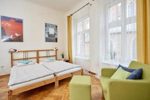 Una cama o camas en una habitación de Plac Mariacki 8
