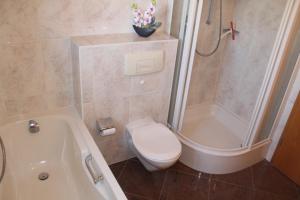 Ένα μπάνιο στο Ferienwohnung Korn mit Tiefgarage und Skiraum +28 φωτογραφίες