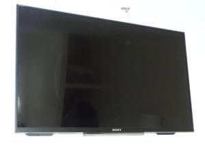 a flat screen tv sitting on top of a wall at Pensi&oacute;n El Otero 2 in Guadalajara