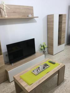 TV a/nebo společenská místnost v ubytování Casa de Corralón