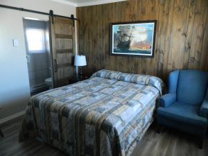 Un pat sau paturi într-o cameră la Motel & Camping Le Pirate