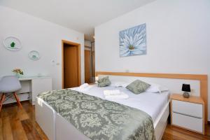 Postel nebo postele na pokoji v ubytování Villa Authentica with Heated Pool + 45 fotografií