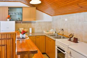 Una cocina con gabinetes de madera y un fregadero. en Apartment Marina, en Senj