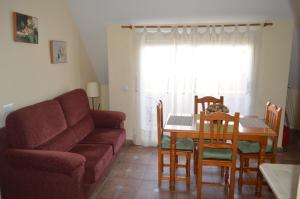 sala de estar con sofá, mesa y sillas en Hnos Navarrete, en Fuengirola