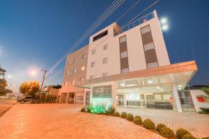 Un edificio con una tienda enfrente. en Prime Hotel Ponta Porã, en Ponta Porã