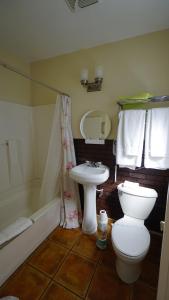 a bathroom with a toilet and a sink at Villa Brasil Motel in Los Angeles +37 photos