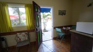 a room with a door and a table and chairs at Villa Brasil Motel in Los Angeles